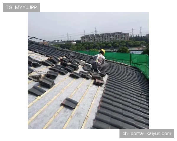 通讯:暴雨导致都灵安联球场顶棚部分漏水,工作人员紧急处理